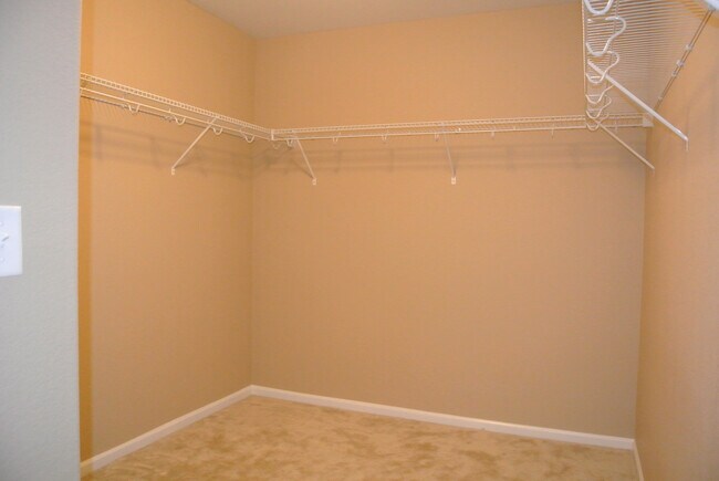 Building Photo - 5Bed/3.5Bath Home in Blackstone Country Club Community