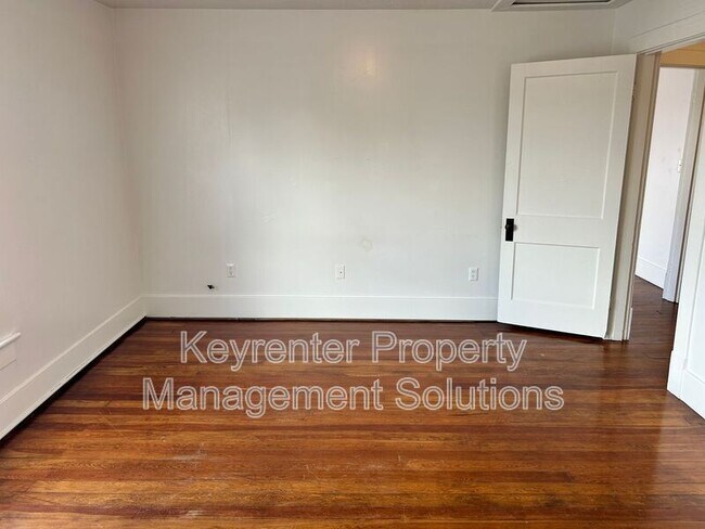 Building Photo - 204 W Peabody St