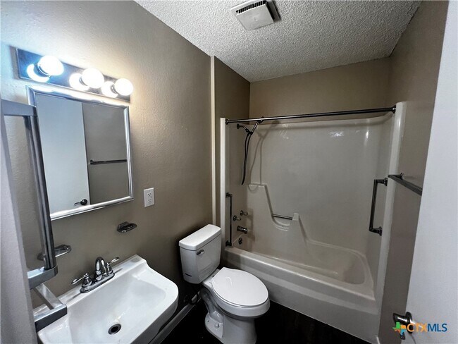 Building Photo - 301 Rockwood Dr