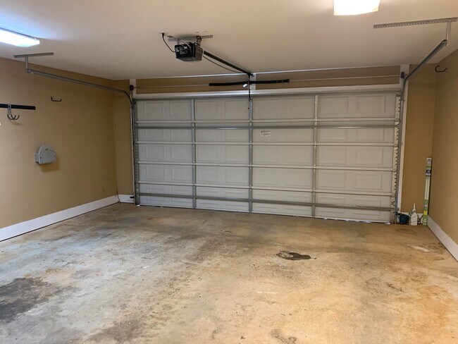 Building Photo - 1329 Tulip Ct