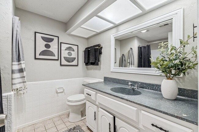 Building Photo - 4 bed, 3 bath home in OKC, OK