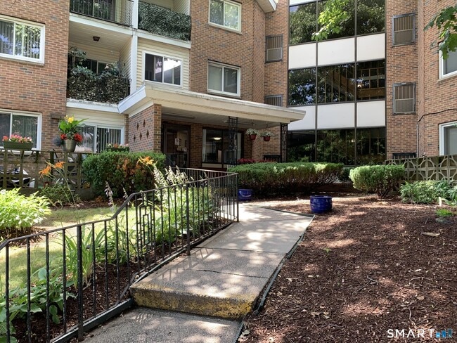Building Photo - 124 Biruta St