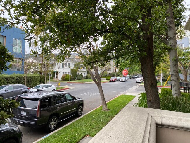 Building Photo - 850 N Croft Ave