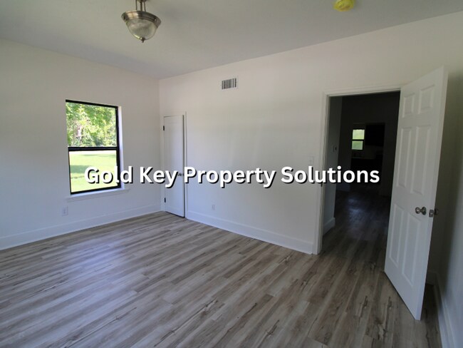 Building Photo - Nicely renovated 3 BR 1 BA House with Central Air (SECTION 8 APPROVED)