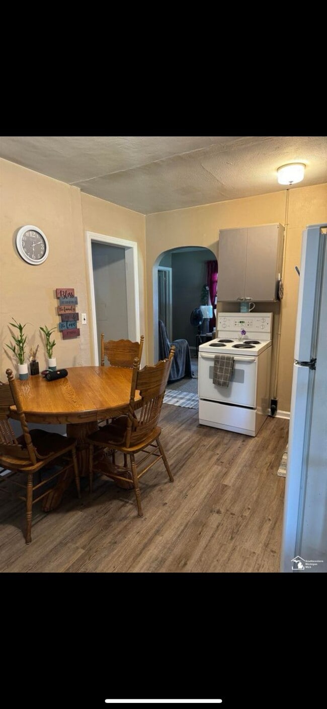 Building Photo - Lagrange St