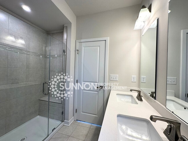 Building Photo - 3 Bedroom Townhome Located in Wendover Green