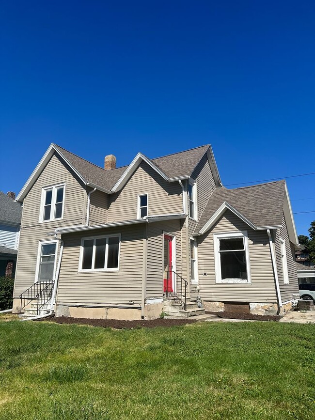 Primary Photo - 4 bed 2 bath house $1,050