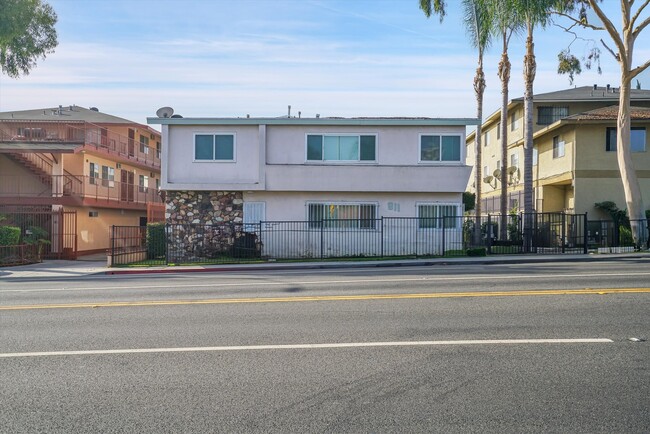 Building Photo - 811 Centinela Ave