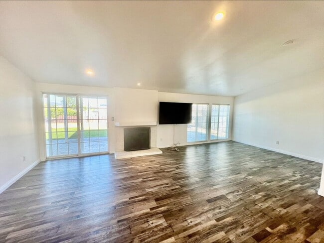 Building Photo - Welcome to this charming 3 bedroom, 2 bath...