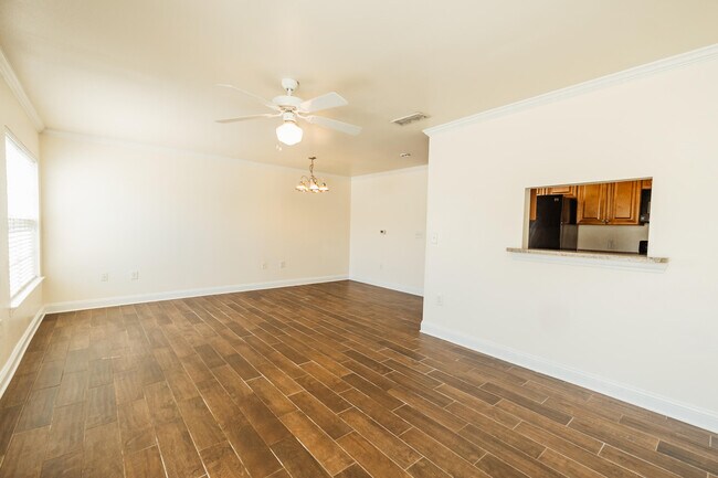 Building Photo - 748 Majestic Dr
