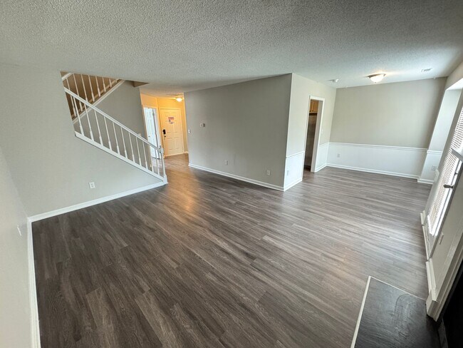 Building Photo - Gorgeous Three Bedroom Home!