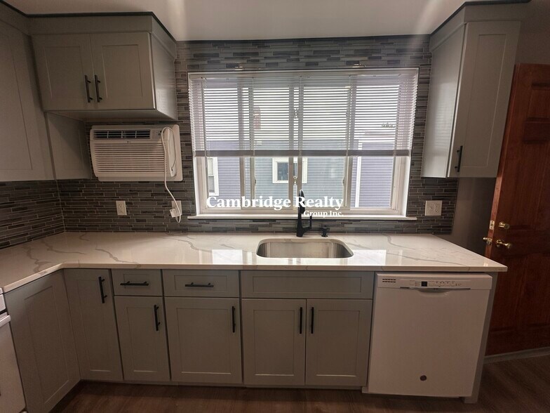 Building Photo - 253 Elm St