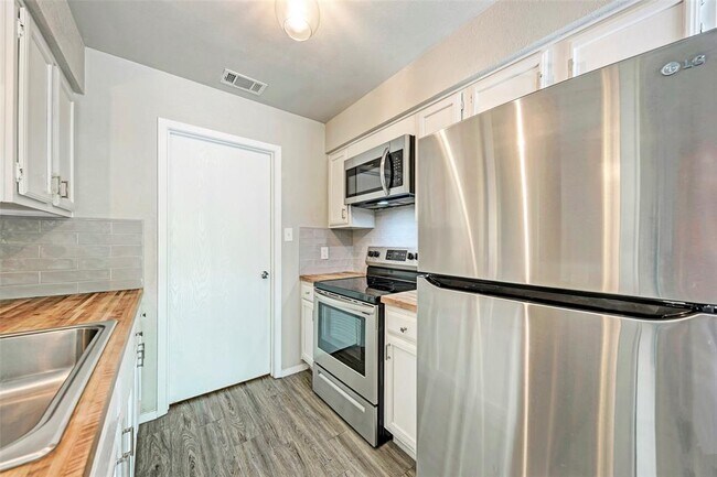 Building Photo - 2106 Nickerson St