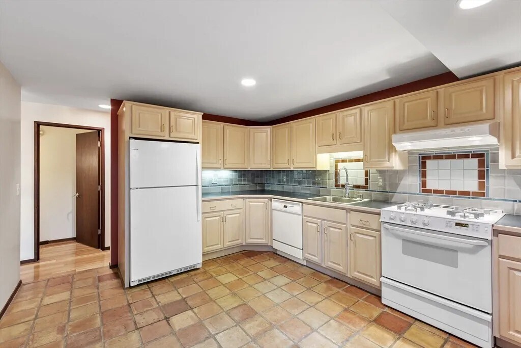 Building Photo - 445 Old Stone Brk