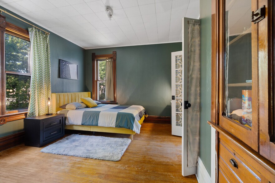 Building Photo - 1028 Porlier St