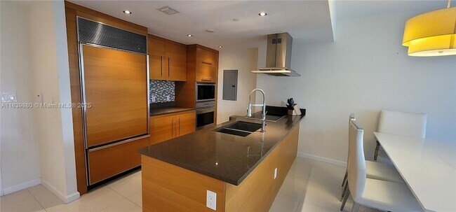 Building Photo - 495 Brickell Ave