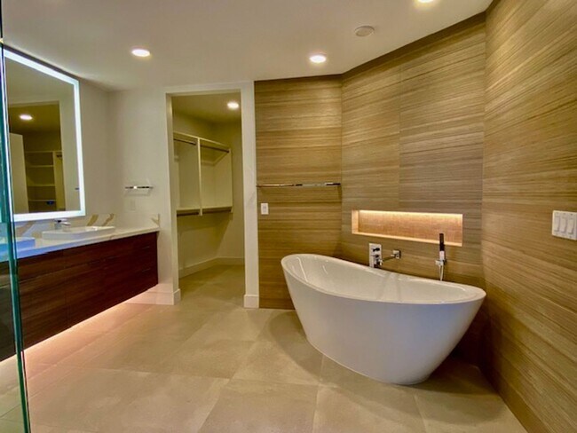 Building Photo - Enjoy The Coastal Carlsbad Village Lifestyle