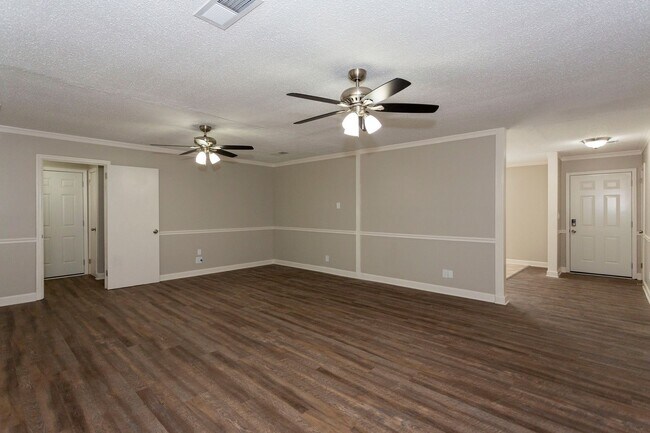 Building Photo - ** 4 bed 2 bath located in Dalraida close ...