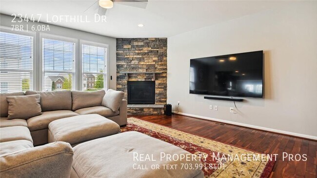 Building Photo - Beautifully Maintained 7 Bedroom 6 Bath Ho...