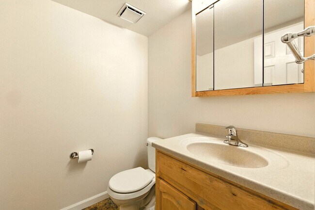 Building Photo - Gorgeous 3 Bed 2.5 Bath Townhome in Little...