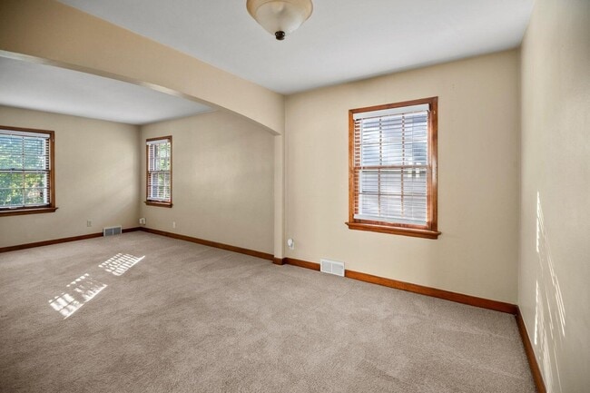 Building Photo - 1700 E Menlo Blvd