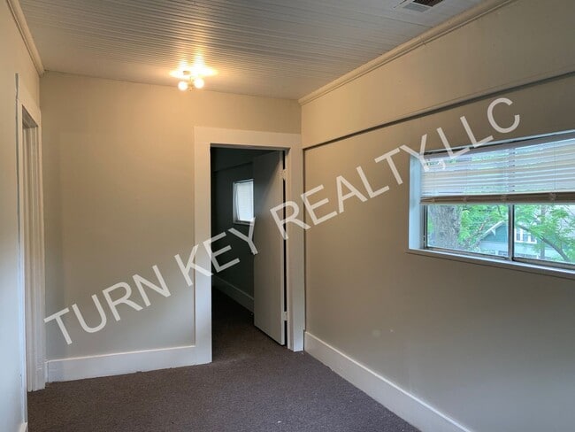 Building Photo - Apartment unit for rent in a Triplex Home in Irondale