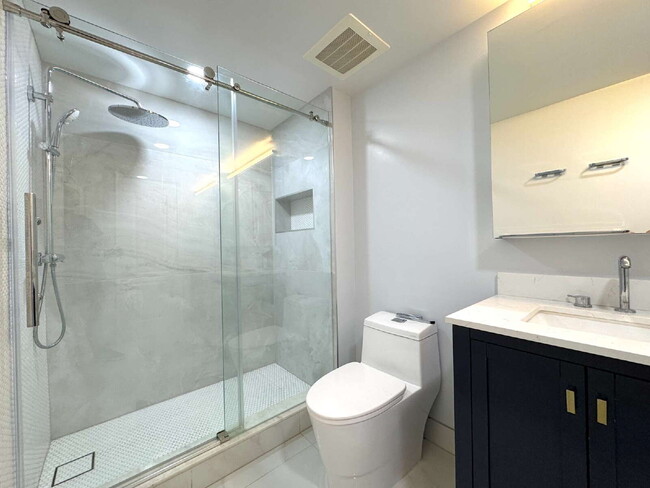 Building Photo - "Chic Urban Retreat: Stylish 1-Bed Condo with Hardwood Elegance in the Heart of Alexandria!"
