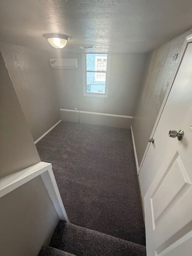 Building Photo - Charming 4 Bedroom House!