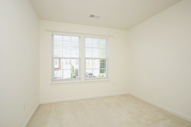 Building Photo - Pet Friendly End-unit Pantops Townhome