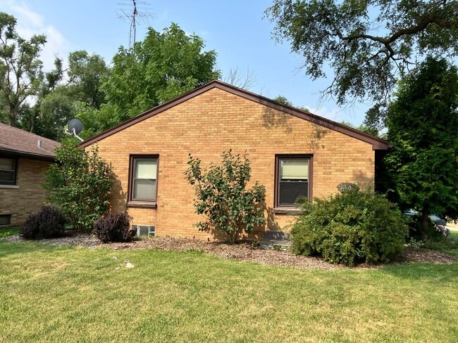 Building Photo - Lovely Single Family House in Kenosha