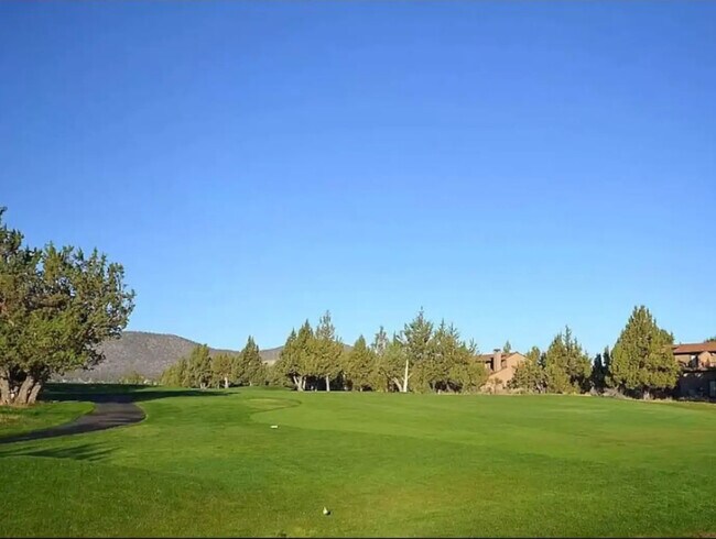 Building Photo - 1084 Golden Pheasant Dr
