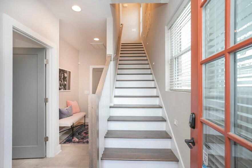 Building Photo - 713 26th Ave N