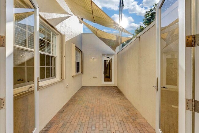 Building Photo - 406 NW 25th Ave