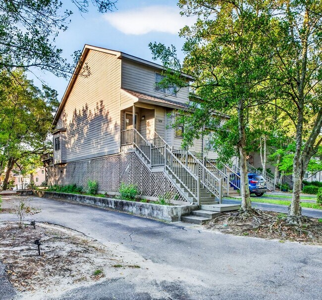 Building Photo - Comfortable Living Minutes from Downtown Charleston