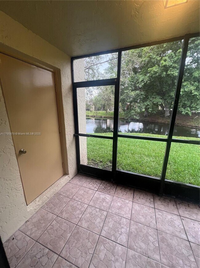 Building Photo - 440 Lakeview Dr