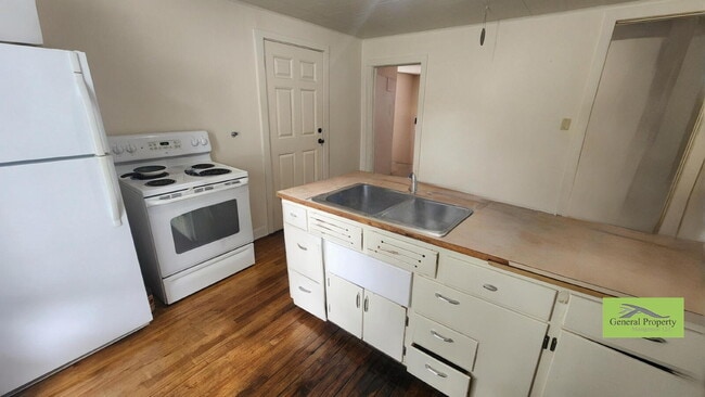 Building Photo - 2 Bedroom, 1 Bathroom Duplex