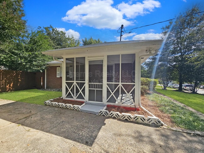 Building Photo - 605 Green Acres Rd