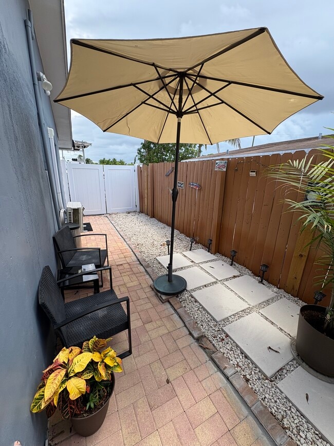 Building Photo - 191 NW 17th Ct