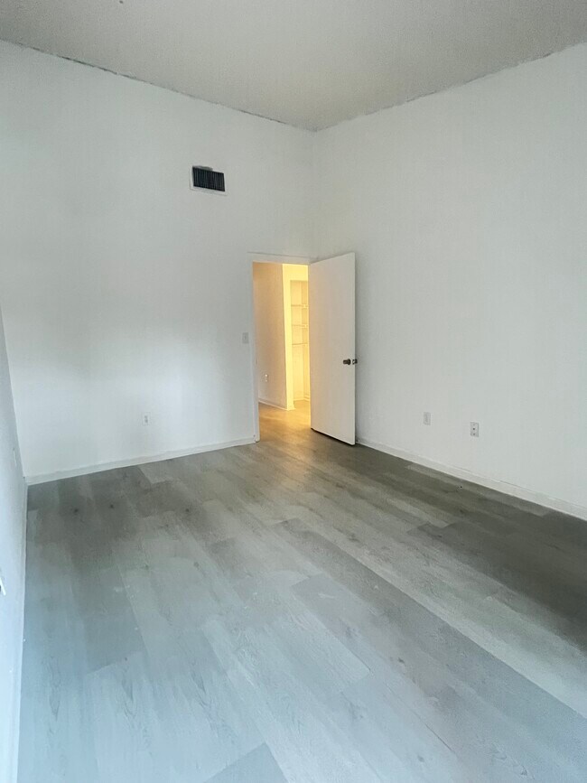Building Photo - 2551 NW 26th St