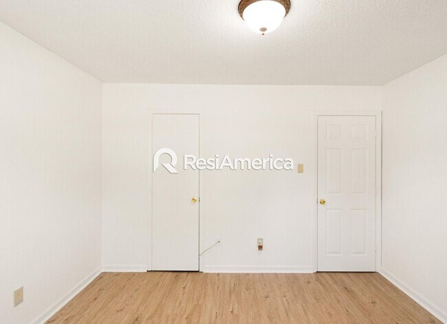 Building Photo - Newly Renovated 3/2 in a Quiet Neighborhood