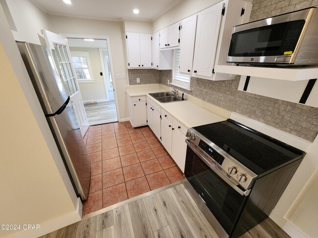 Building Photo - Tiny home vibe on a large private lot!!