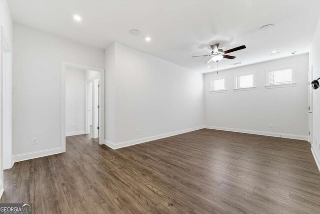 Building Photo - 2025 Abbey Rd