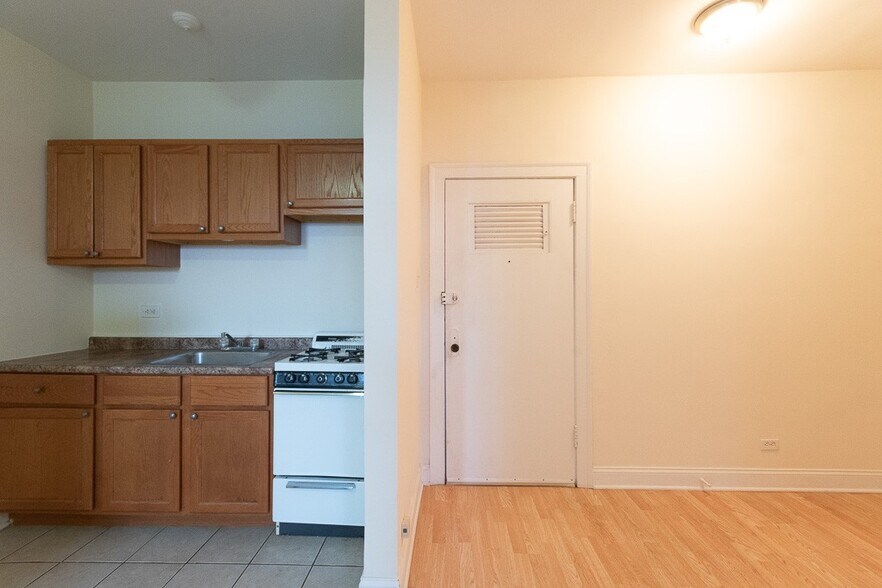 Building Photo - 4856 N Damen Ave