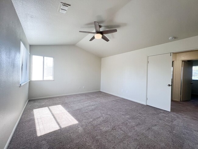 Building Photo - Newly Renovated 4 Bed, 3 Bath Home