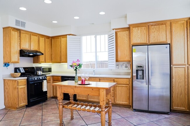 Building Photo - Beautiful and Spacious Home with Three Bedrooms Amazing Loft & Bonus Room!