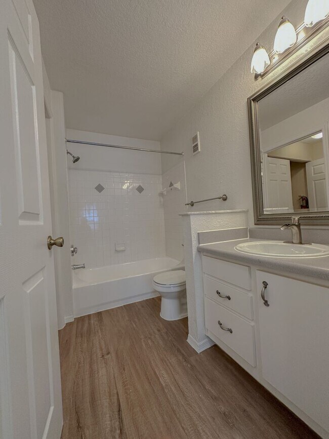 Building Photo - 827 Camargo Way