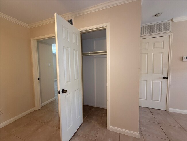 Building Photo - 1223 Augusta Dr