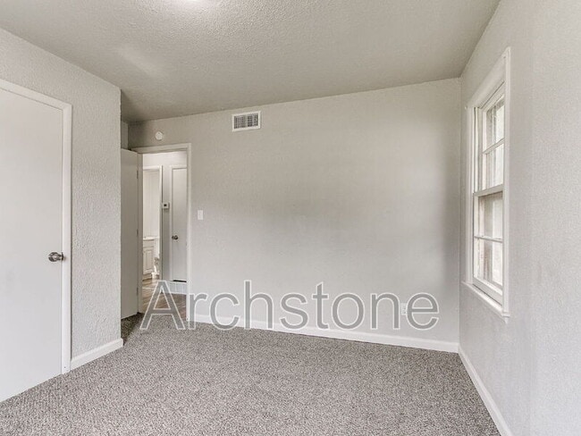 Building Photo - 2312 Mustang St
