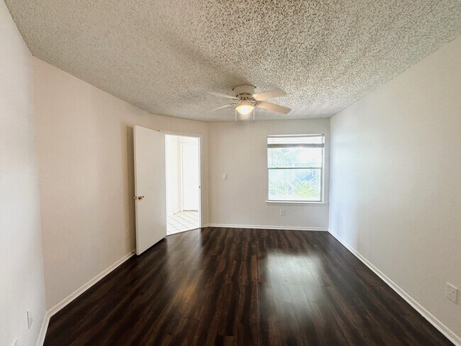 Building Photo - 2608 Grassy Point Dr