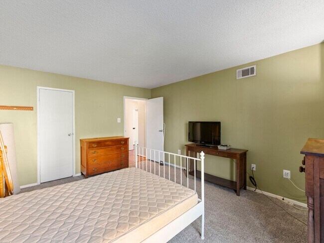 Building Photo - This beautiful 1 bed, 1 bath condo with ov...